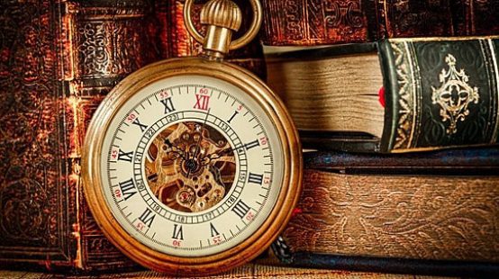 pngtree-vintage-antique-pocket-watch-on-the-background-of-old-books-image_1600573